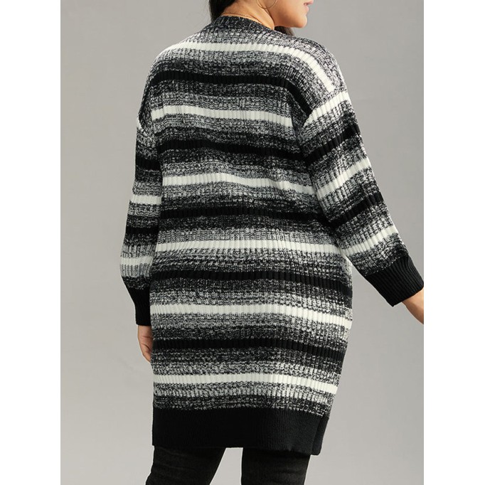 Women's plus-size sweater cardigan with pockets